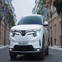 Tren Road Trip Keluarga Muda Vietnam dengan Mobil Listrik VinFast VF 8