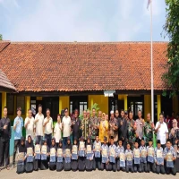 PT. Meiloon Technology Indonesia Berikan Ribuan Tas untuk Siswa di Subang