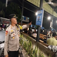 Kapolsek Subang Imbau Pedagang Pasang Spanduk Sosialisasi Penerapan Jam Malam Bagi Pelajar
