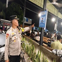 Imbau Pedagang Pasang Informasi Penerapan Jam Malam bagi Pelajar