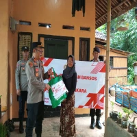 Rangkaian HUT Bhayangkara ke 79, Polsek Cikaum Bagikan Sembako