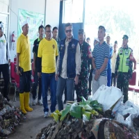 Wakil Bupati Subang Saba Desa di Pagaden Barat: Tinjau Jalan, TPS, dan Panen Terong Unggulan