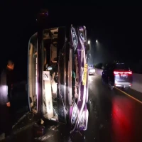 Bus Rombongan Peziarah Alami Kecelakaan Tunggal di Tol Cipularang KM 70