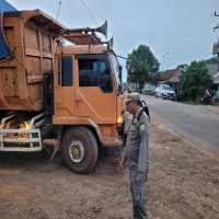 Masih Banyak Pengusaha Nakal, Satpol PP dan Dishub Subang Sekat Truk Tanah Merah