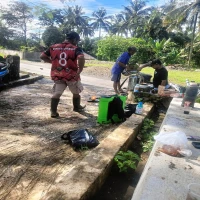Bersih-bersih di TPU, Aksi Peduli Karang Taruna Desa Cimanglid