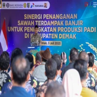 Tepati Janji, Taj Yasin Serahkan Bantuan Benih Padi untuk Petani Terdampak Banjir di Demak