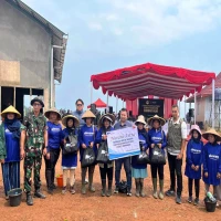 Astra Group Salurkan Sembako untuk Petani Mitra Kodim saat Agroforestri