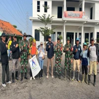 Di Legonkulon Pemerintah dan Warga Kompak Bersama Bersihkan Sungai Cigadung