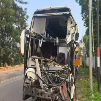 Bus Hantam Truk di Tol Cipularang, 1 Tewas 6 Luka-luka
