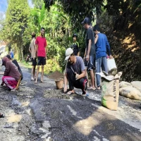 Cintai Lingkungan Sendiri, Warga Desa Pasanggrahan Subang Gotong Royong Perbaiki Jalan Rusak