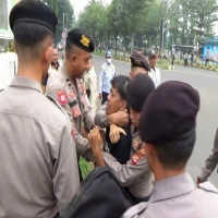 Aksi Protes Sopir Truk di Gerbang Tol Cilameri Subang Diwarnai Kericuhan
