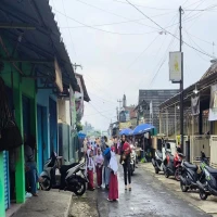 Perjuangan Seorang Ibu di Subang Pada Hari Pertama Sekolah, Antarkan Anak Masuk Sekolah Jam 06.30 Pagi