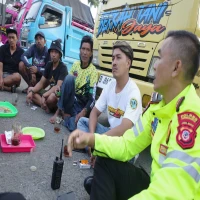 Jalin Keakraban, Satlantas Polres Purwakarta Sosialisasikan Operasi Patuh Lodaya dan Bahaya ODOL Sambil Ngopi
