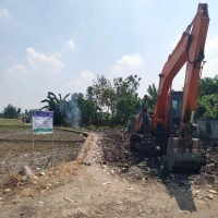Jelang Musim Tanam, Pemdes Cigugur Keruk Lumpur Kali Galih