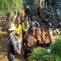 Gerakan Jumat Bersih: Ratusan Warga Kasomalang Bersihkan Cipebelahan di Hari Sungai Nasional 2025