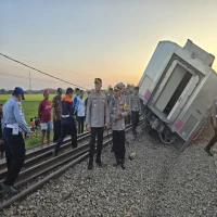 Kapolres Subang Tinjau Langsung Evakuasi KA Argo Bromo Anggrek yang Anjlok di Pagaden