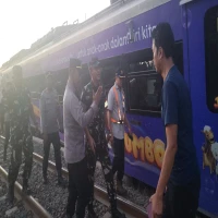 Dandim Subang Kerahkan Anggota Bantu Evakuasi KA Argo Bromo Anjlok di Pagaden