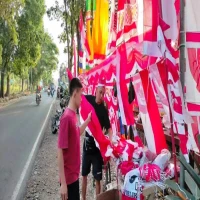 Merah Putih Mulai Berkibar di Pinggir Jalan, Pedagang Bendera di Subang Sambut Agustusan