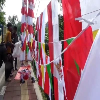 Pedagang Bendera Musiman Marak Jelang HUT Ke-80 RI di Purwakarta, Bendera One Piece Nihil