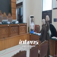 Nikita Mirzani Bersikeras Putar Rekaman Dugaan Pengaturan Sidang, Siap Tindakan Mandiri Jika Tak Diizinkan