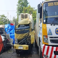 Mobil Boks Tabrak Tronton di Tol Cipularang KM 99 A Purwakarta, 1 Tewas, Diduga Akibat Ngantuk dan Oleng