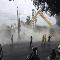 Drama Penertiban Bangunan Liar di Jalan Raya Ciater