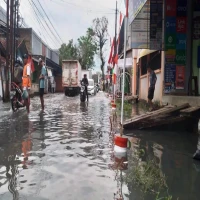 Dibiarkan Mangkrak, Proyek Normalisasi Drainase di Kampung Rancabatok Bandung Bahayakan Warga