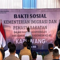 Menteri Imigrasi dan Pemasyarakatan Bakti Sosial di Desa Karangligar Karawang