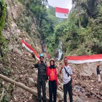 Warna Alam Kibarkan Bendera Merah Putih di Tebing Curug Paok