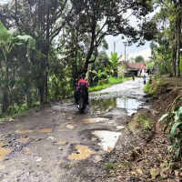 Jalan Raya Kumpay di Subang Rusak Parah, Banyak Genangan saat Hujan