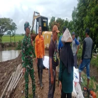 Petani Desa Cigugur di Subang Gotong Royong Perbaiki Tanggul Jebol