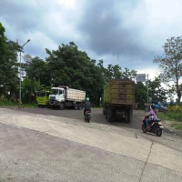 Dump Truk Tanpa Terpal Penutup, Bahayakan Keselamatan Pengendara Lain di Subang