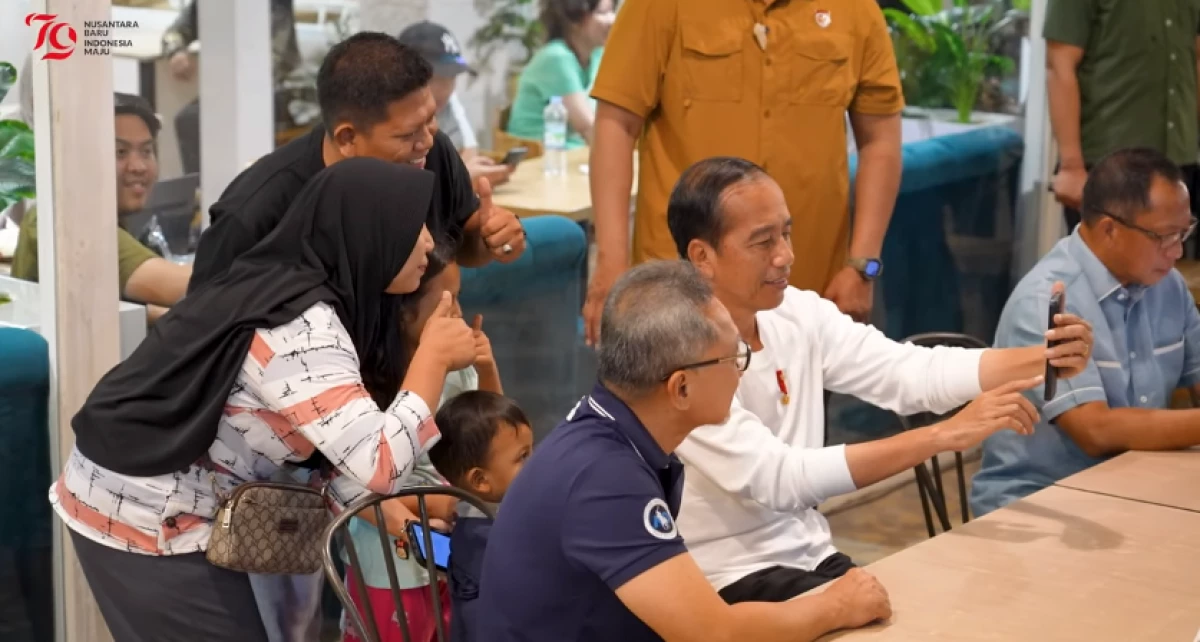 Presiden Jokowi Sapa Warga Lampung Tengah, Nikmati Malam Santai di Kafe