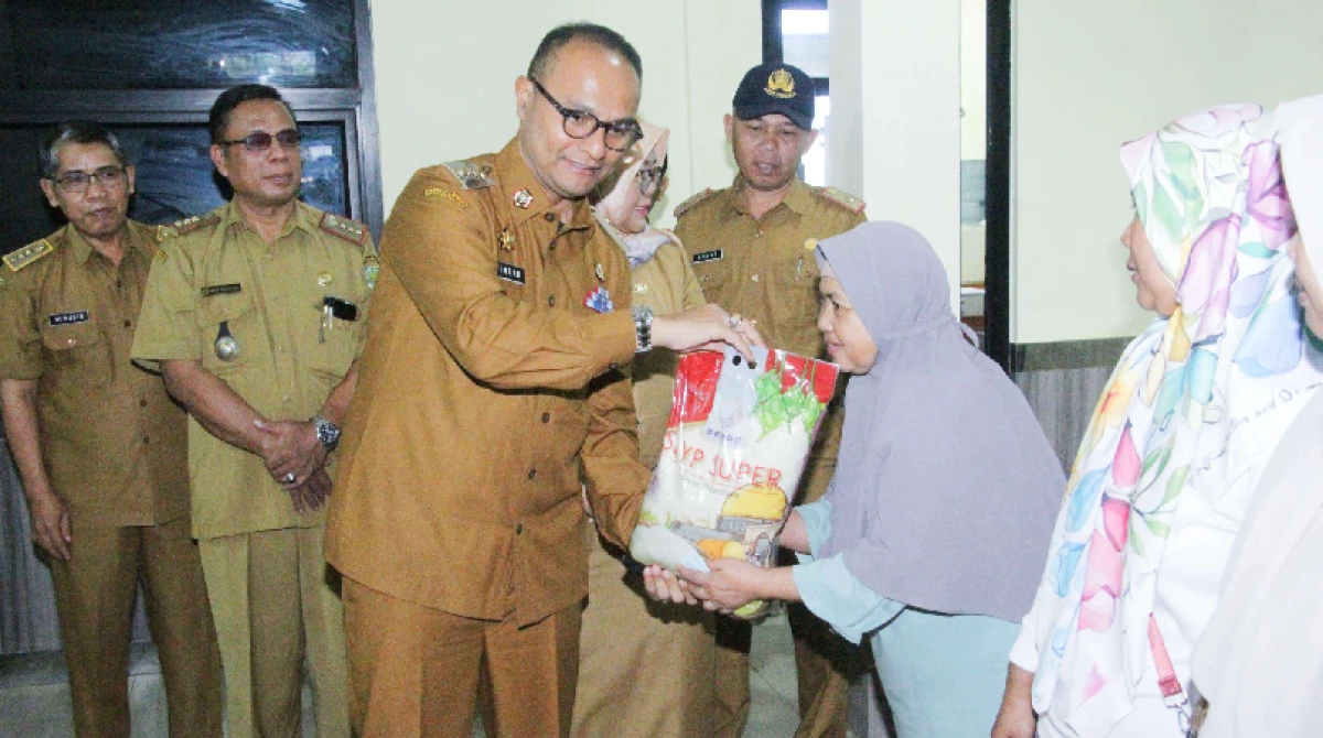 Pj. Bupati Subang Imran, Saat Menggelar Operasi Pasar Murah Bersubsidi Di Kecamatan Ciater, Senin (10/6/2024). sumber  (Foto : RRI/Ruslan Effendi).