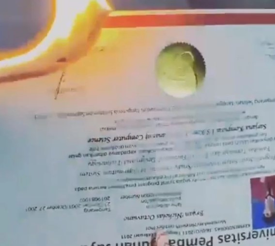 Gadis SMA yang Viral Bakar Ijazah S1 Gara-Gara Belum Kembalikan Helm