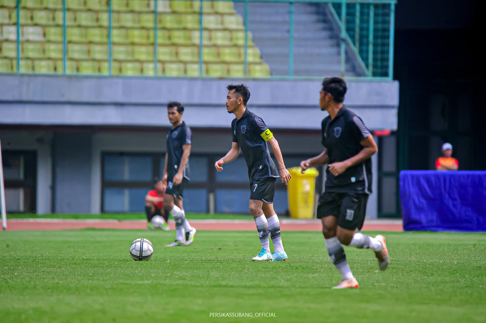 BANGKIT JUARA: Kapten Persikas Subang Rudi Hidayat memimpin serangan di lini tengah melawan PSB Bogor.