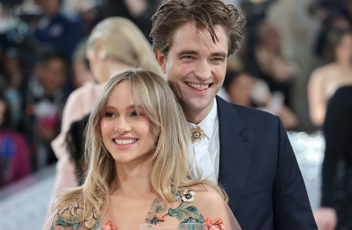 Robert Pattinson dan Suki Waterhouse Pemer Cincin, Resmi Tunangan?