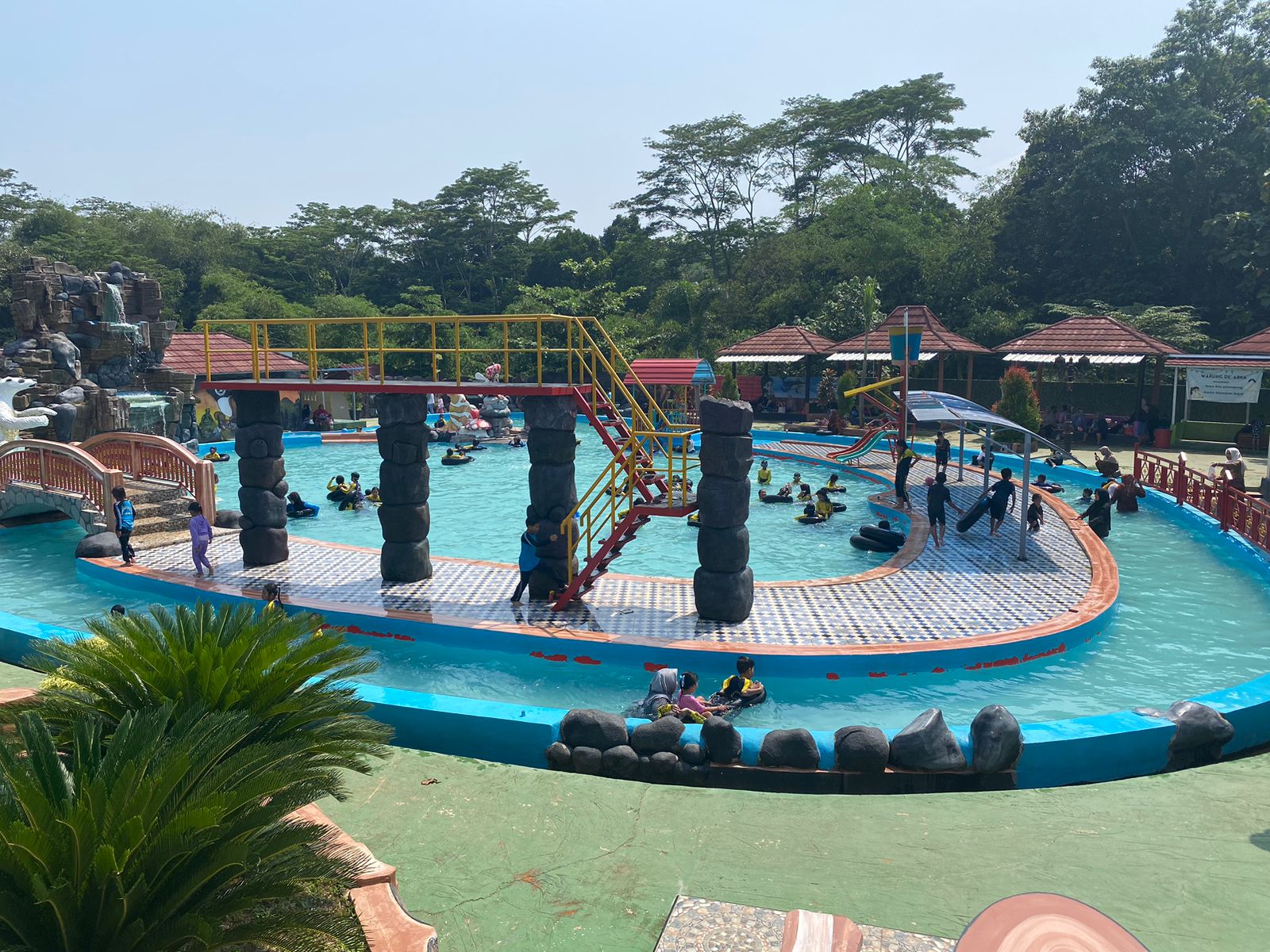 Kolam Renang Tirta Cihaur Angsana di Pagaden Subang bisa menjadi rekomendasi liburan sekolah dan akhir tahun. (Dadan Ramdan/Pasundan Ekspres)