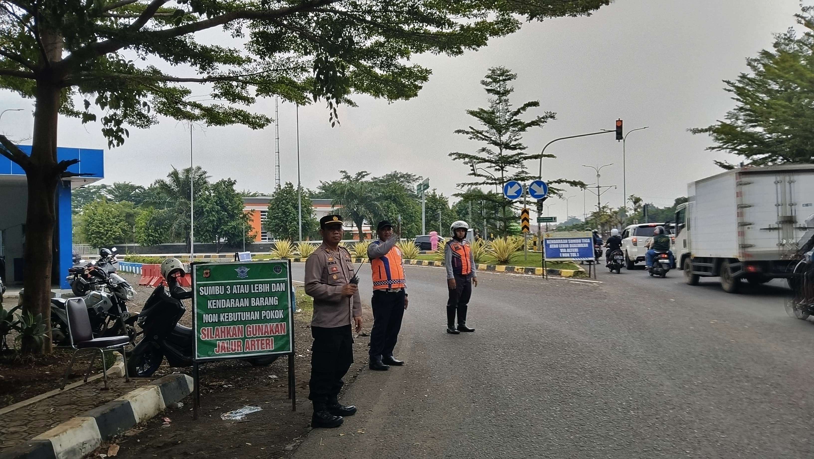 Padal Pos Pantau GT Cilameri AKP Ikin Sodikin saat meninjau arus lalu lintas di Gerbang Tol (GT) Cilameri Subang. (Zaenal Abidin/Pasundan Ekspres)