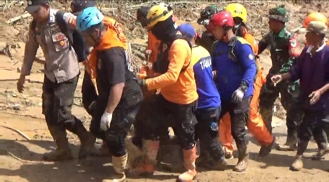 SAR gabungan saat menemukan dan mengevakuasi korban tertimbun longsor di Desa Pasanggrahan, Kasomalang.