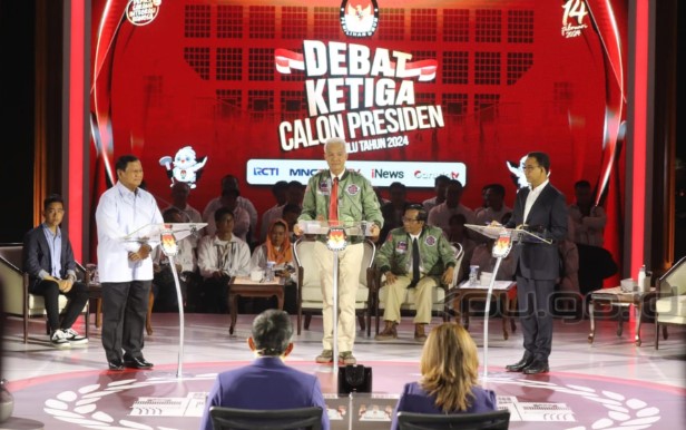 KPU Gunakan Handy Talkie untuk Komunikasi ke Tim Paslon Saat Debat Keempat Pilpres 2024