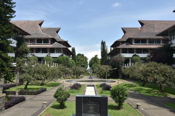 Mahasiswa ITB Demo di Gedung Rektorat, Kecam Pembayaran UKT Lewat Pinjol