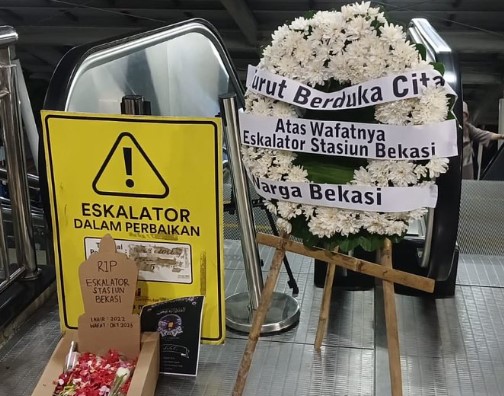 Viral! Pengguna KRL Gelar Aksi Peringatan 100 Hari Eskalator Stasiun Bekasi Rusak