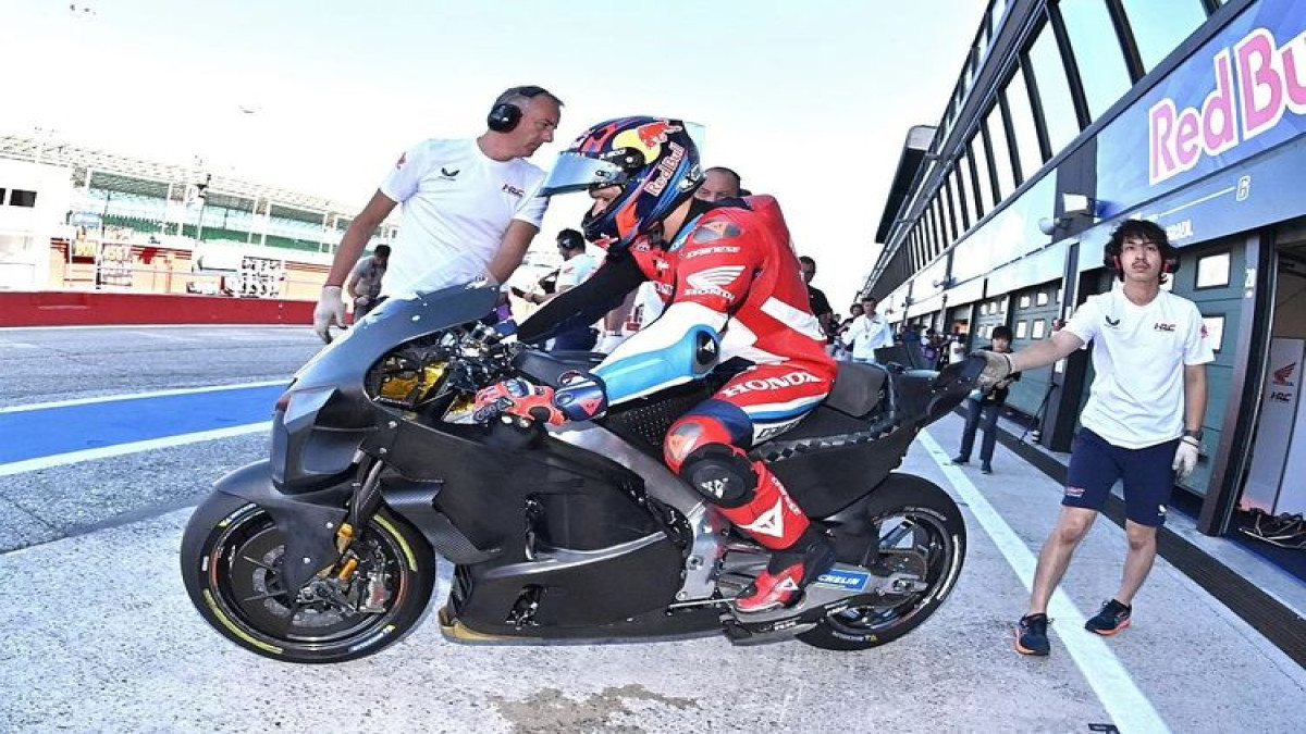 Stefan Bradl, test rider Honda dari Jerman mengetes RC213V 2024 baru. Sumber (Foto: Motorsport.com)