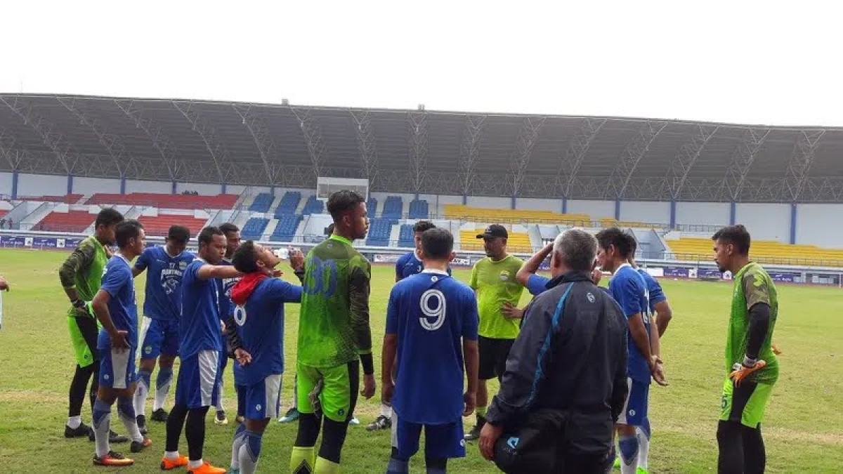 Program latihan Persib berubah seiring perubahan jadwal laga perdana Liga 1 2018 melawan PS Tira. Sumber (Bola.com/Erwin Snaz)