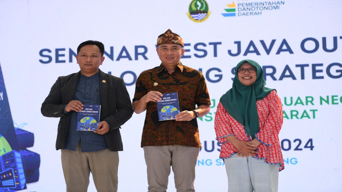 Penjabat Gubernur Jawa Barat Bey Machmudin meluncurkan buku West Java Outward Looking Strategy - Peta Jalan Kerja Sama Luar Negeri Daerah, di Aula Barat Gedung Sate, Jumat (23/8/2024).