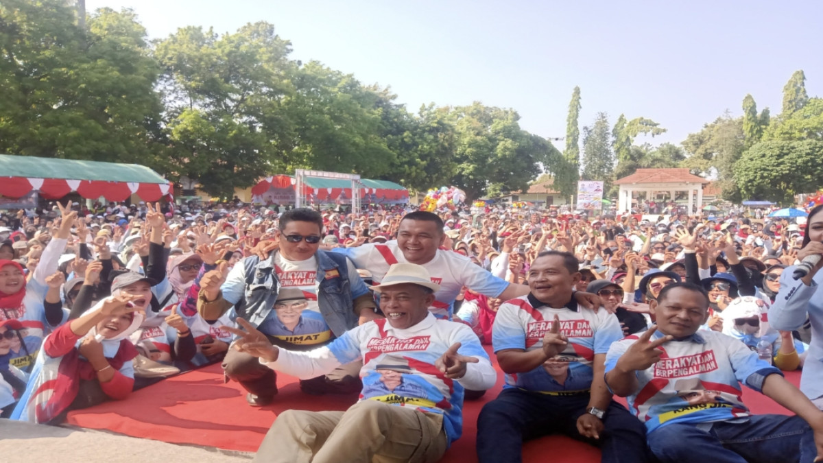 Ruhimat dan Niko Rinaldo foto bersama peserta Kirab Seni Budaya di Alun-alun Purwadadi, Minggu (25/8).