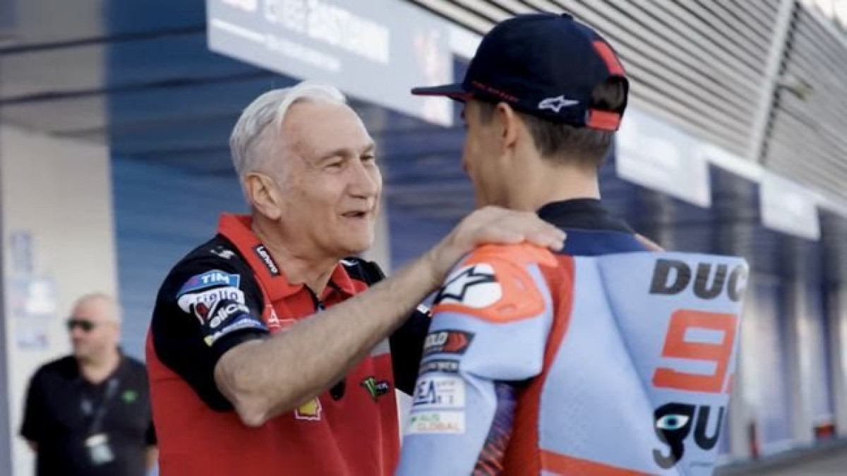 Percakapan Tardozzi dengan Marc Marquez Sumber Foto: Twitter MotoGP