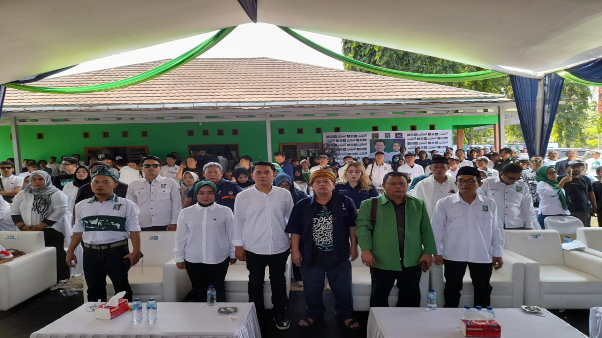 Paslon ASLINA yang diusung koalisi partai Nasdem, PKB dan PPP saat sebelum berangkat menuju KPU Subang untuk.menjadi pendaftar pertama Pilkada Subang 2024