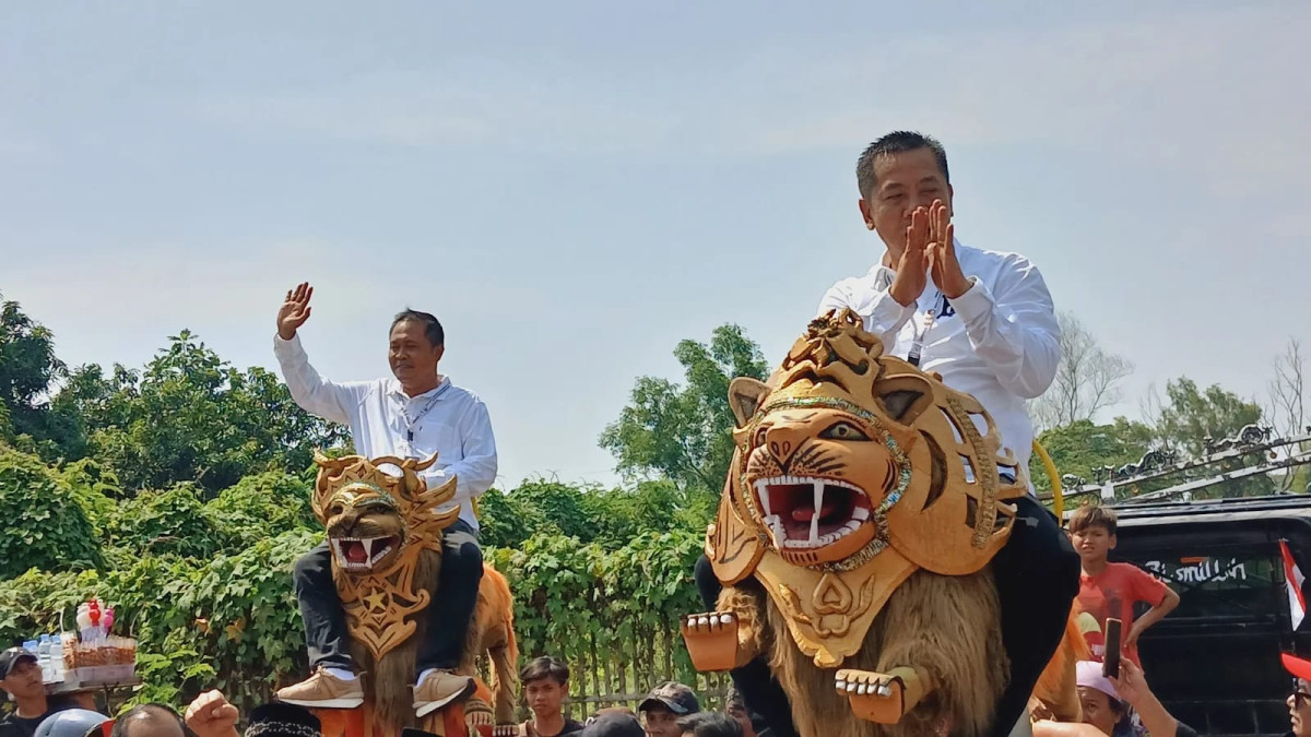 H. Aep Syaefulloh dan H. Maslani menjadi pendaftar pertama dalam Pemilihan Kepala Daerah (Pilkada) Kabupaten Karawang di Kantor KPU kabupaten Karawang pada Rabu (28/8).